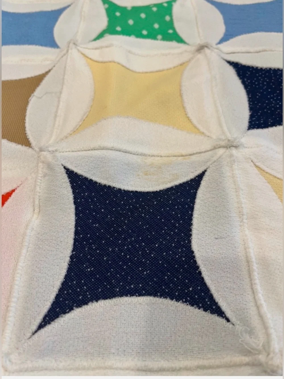 Vintage Polyester Cathedral Window Style Coverlet Measures ~84”x92”